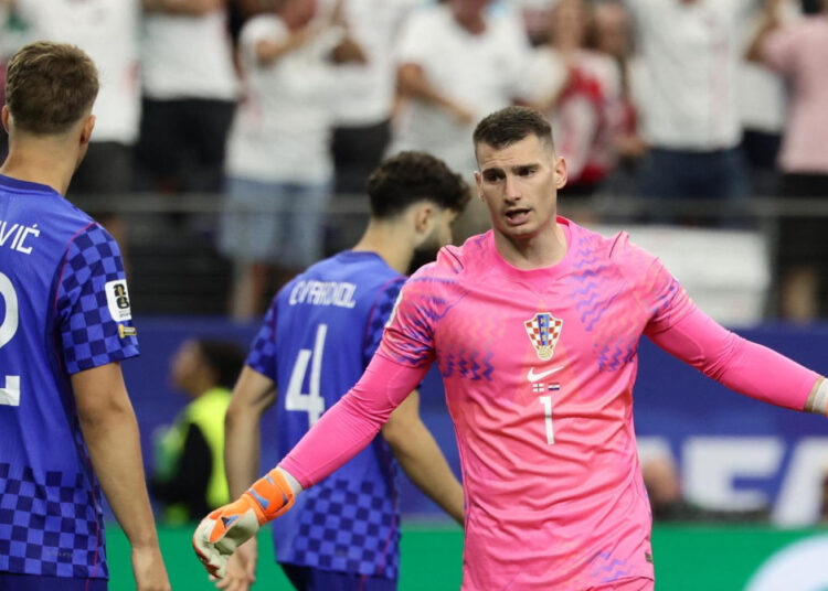 Dominik Livaković u centru pažnje