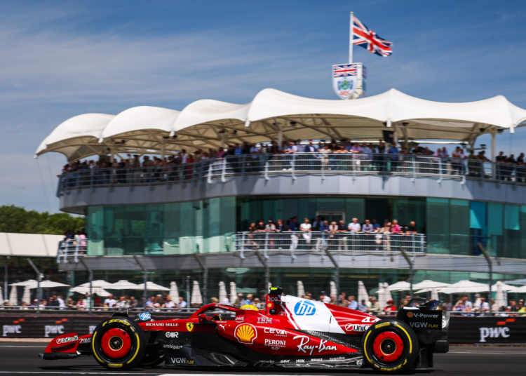 Hamiltonu pole pozicija u sprintu na Silverstoneu